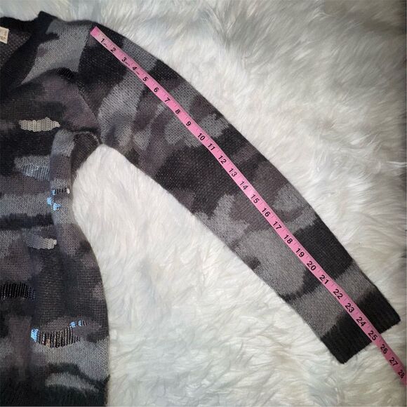 LOGO Lavish Lori Goldstein Womens Gray Camo V-Neck Sweater Sequin Accents Size S - Picture 13 of 13